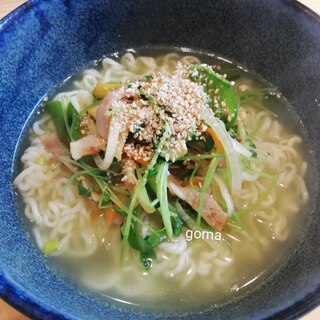 豆苗炒め乗せラーメン